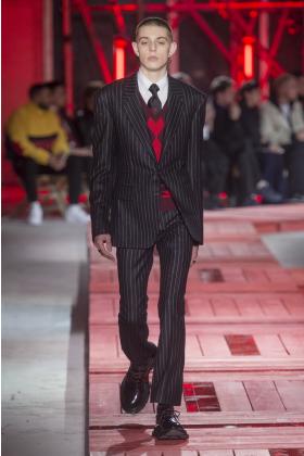 2018秋冬《Alexander mcqueen》男装巴黎时装周走秀高清图片
