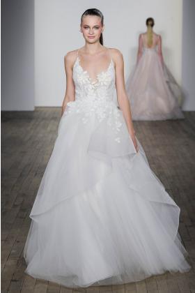 2019秋冬纽约《Hayley Paige》婚纱礼服发布会