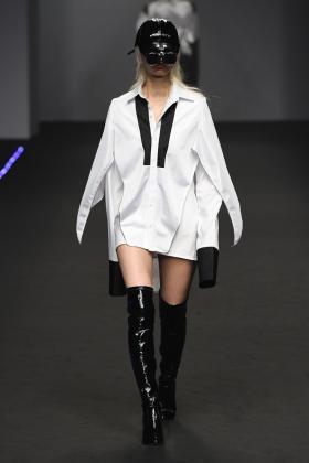 2019春夏首尔《VIBRATE》女装发布会