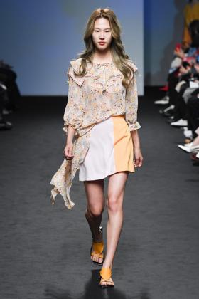 2019春夏首尔《LIE》女装发布会