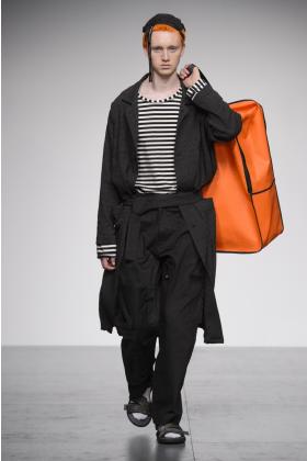 2018春夏《Tourne de transmission》男装伦敦时装周走秀高清图片