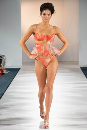 2020春夏伦敦DeMontfort女装发布会