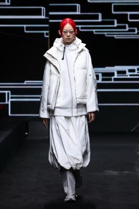 2025-2026秋冬全球女装秀场棉服羽绒服系列款式图