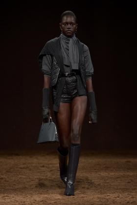 2025-2026秋冬全球女装秀场棉服羽绒服系列款式图