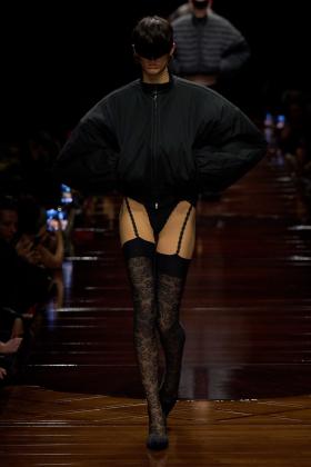 2025-2026秋冬全球女装秀场棉服羽绒服系列款式图