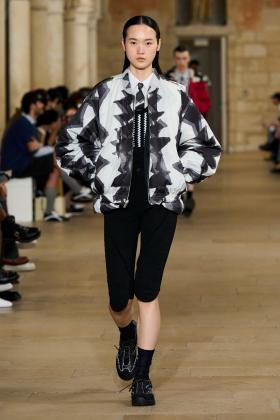 2025-2026秋冬全球女装秀场棉服羽绒服系列款式图