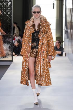 2019春夏伦敦《burberry》女装发布会
