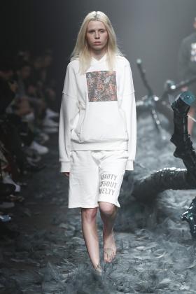 2019春夏上海《Wan  Hung》女装发布