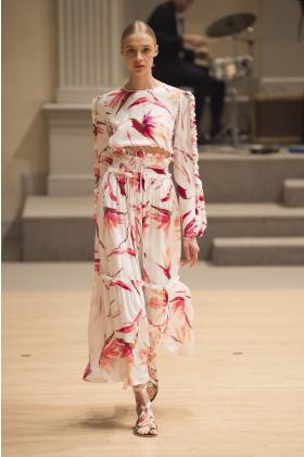 2019春夏纽约《yuna-yang》女装发布会